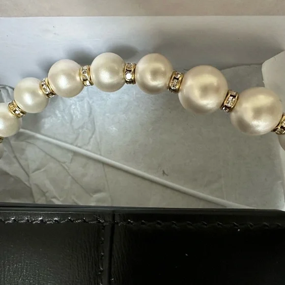 Avenue Wallet with Chain - Picture 3 of 11